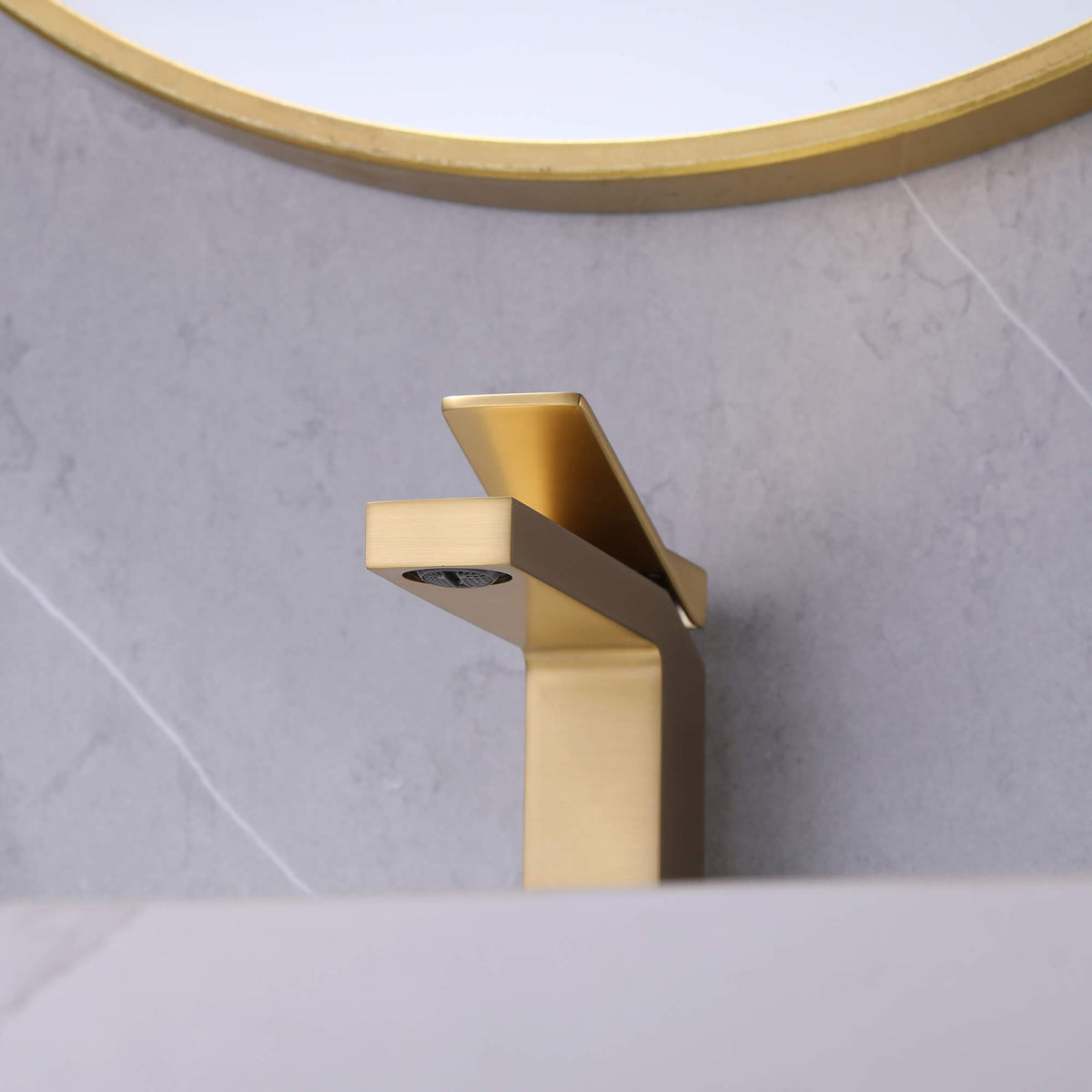 Minimalist Single-Handle Basin Faucet with Crisp Geometric Profiles