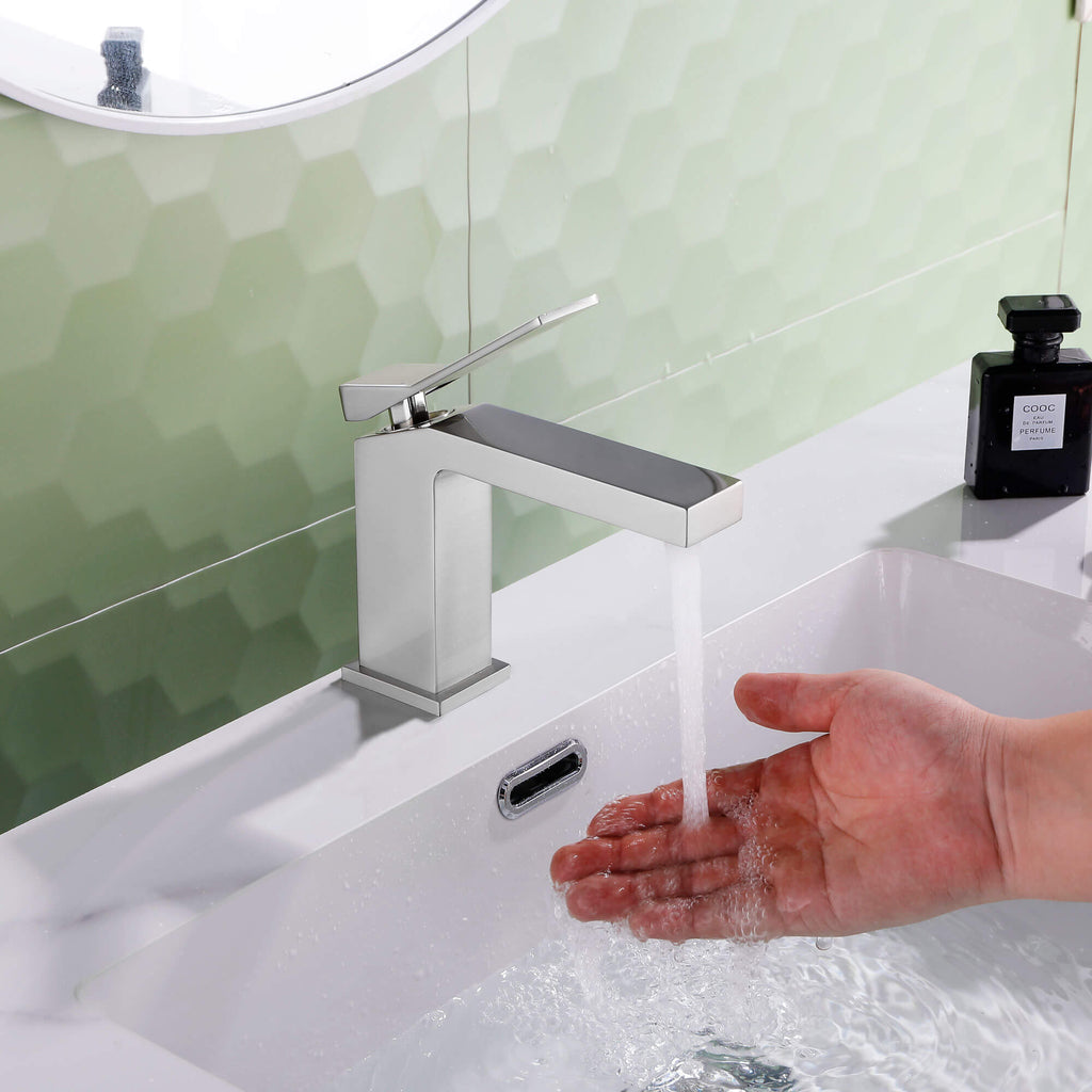 Minimalist Single-Handle Basin Faucet with Crisp Geometric Profiles