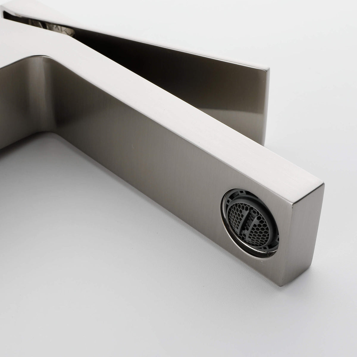 Minimalist Single-Handle Basin Faucet with Crisp Geometric Profiles