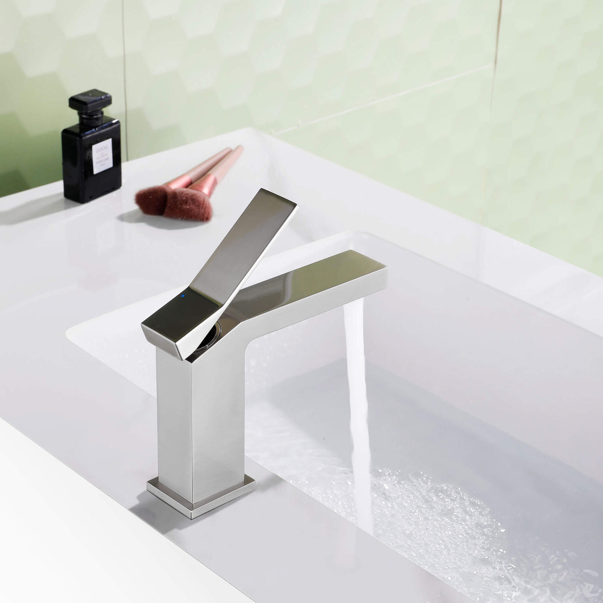 Minimalist Single-Handle Basin Faucet with Crisp Geometric Profiles