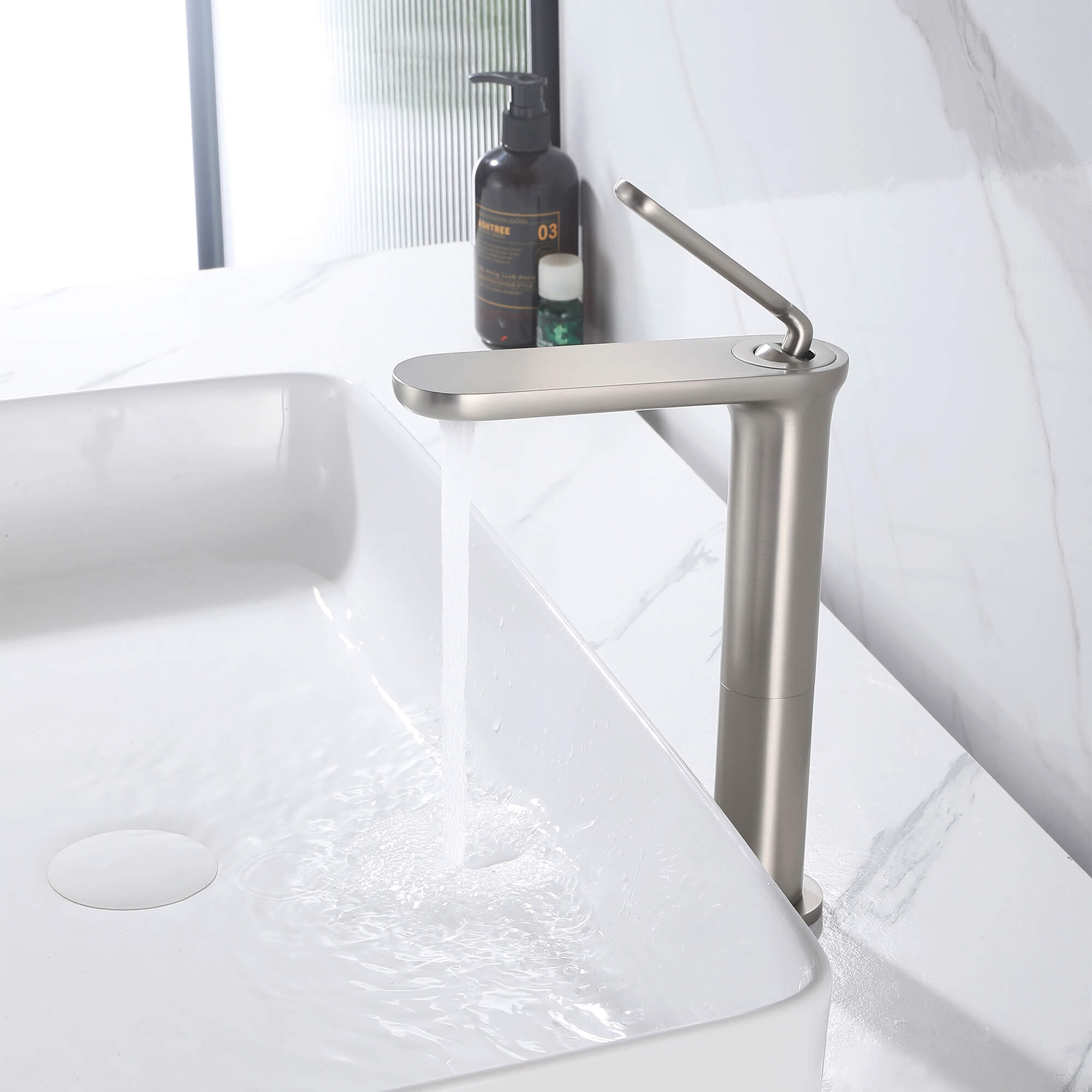 Minimalist Single Hole Single Handle Bathroom Faucet with removable aerator