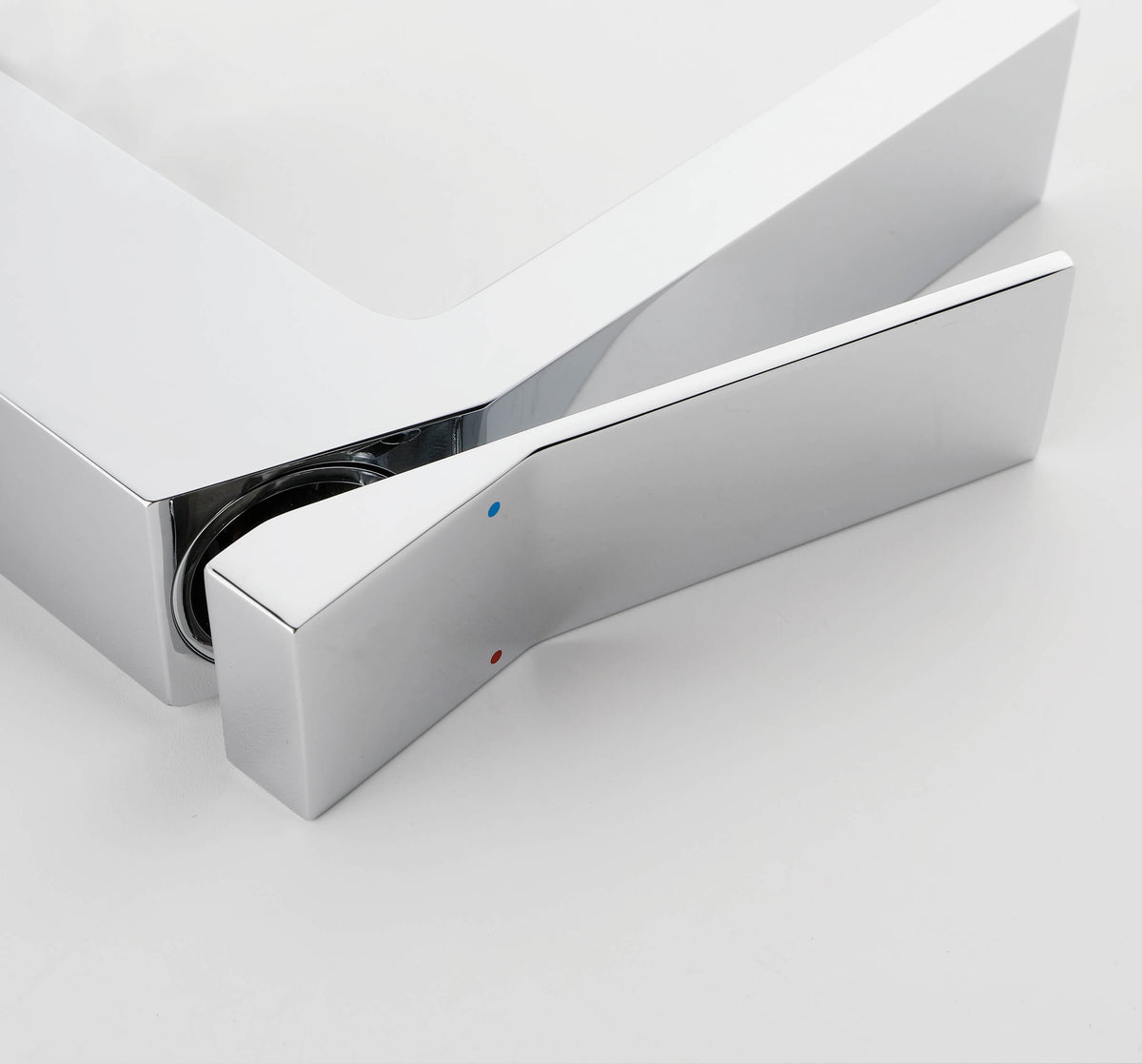 Minimalist Single-Handle Basin Faucet with Crisp Geometric Profiles