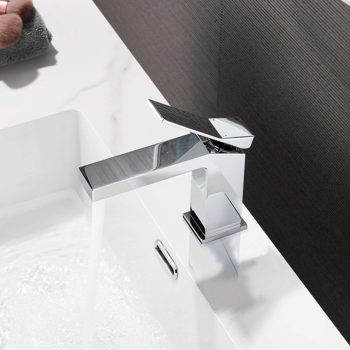 Minimalist Single-Handle Basin Faucet with Crisp Geometric Profiles
