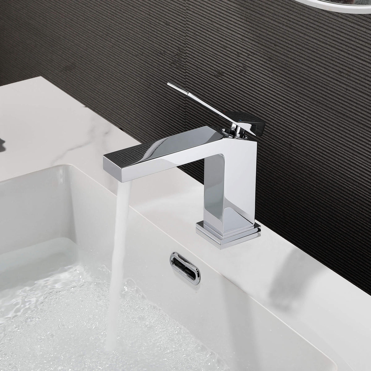 Minimalist Single-Handle Basin Faucet with Crisp Geometric Profiles