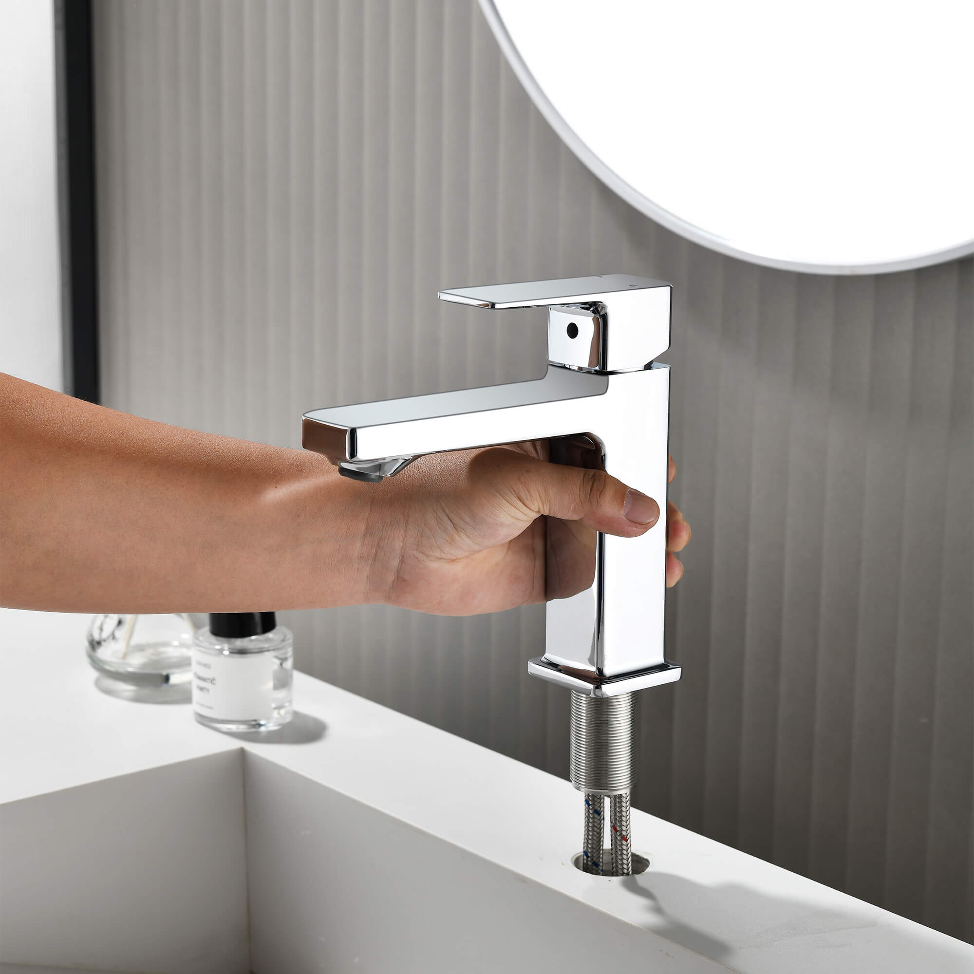 Modern Single Handle 1-Hole Sink Faucet with Graceful Forward Outpour