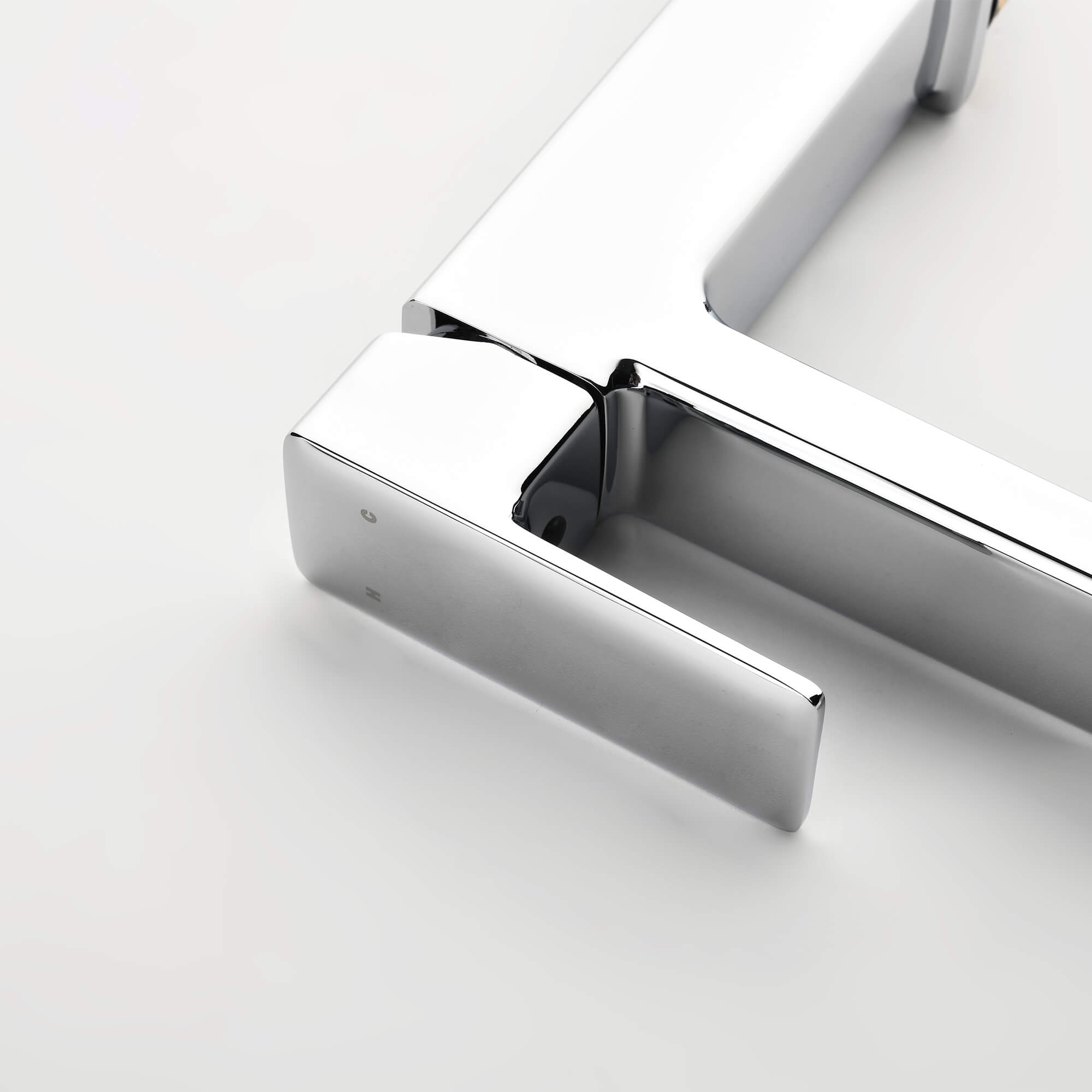 Modern Single Handle 1-Hole Sink Faucet with Graceful Forward Outpour