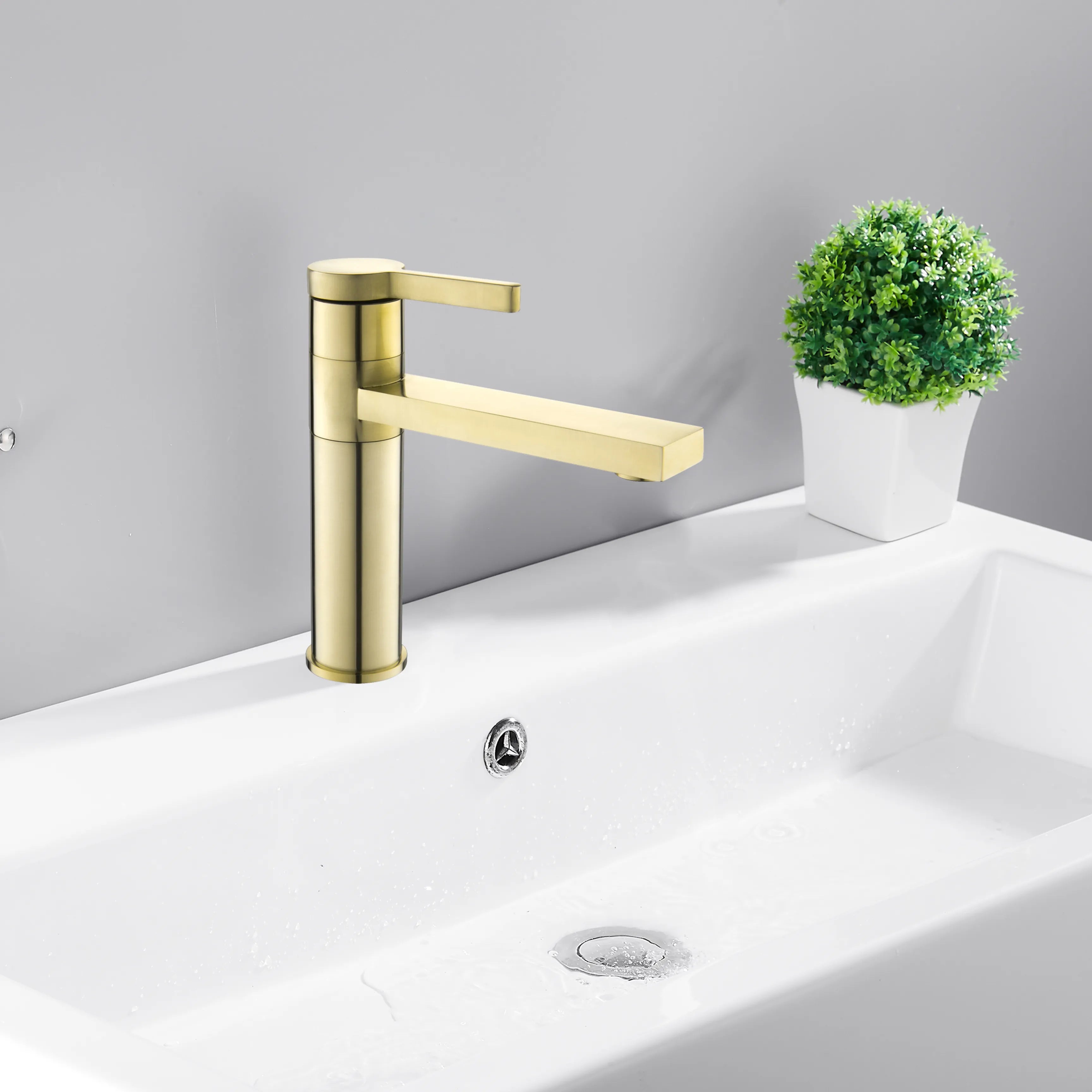 1-Hole Single Handle Bathroom Sink Faucet In Brushed Gold