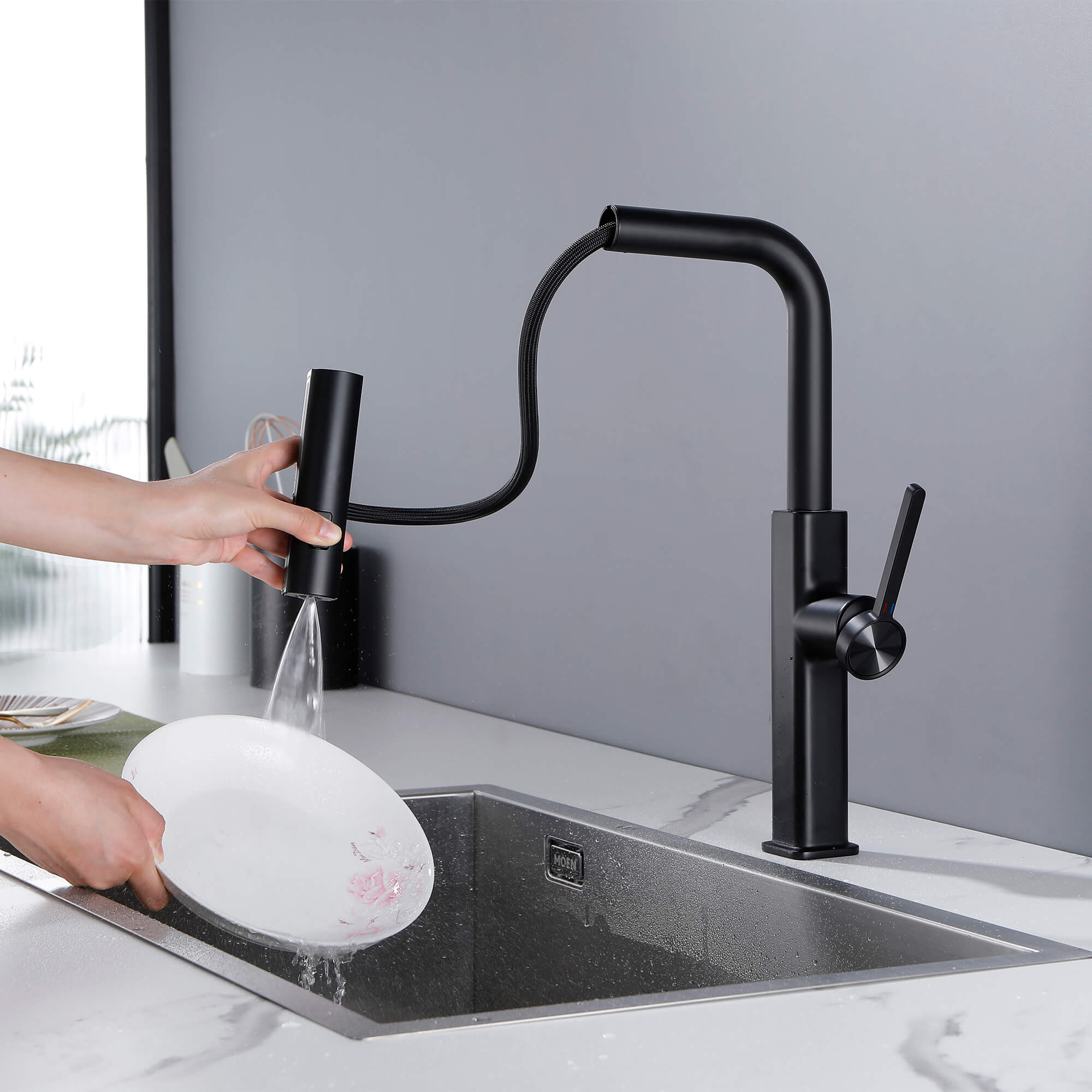 Smart Kitchen Faucet with Temperature Display & 3-Function Pull-Out Sprayer