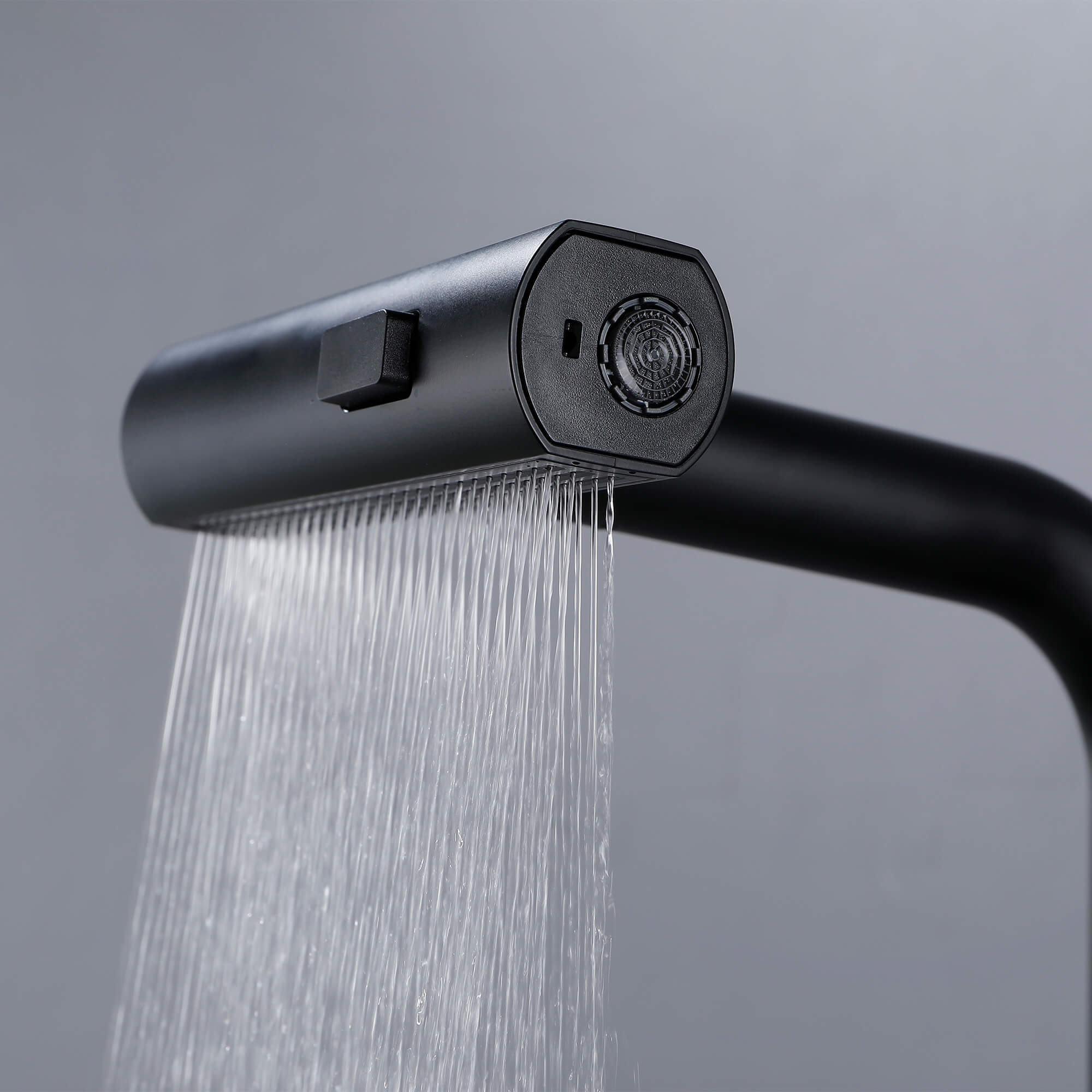 Smart Kitchen Faucet with Temperature Display & 3-Function Pull-Out Sprayer