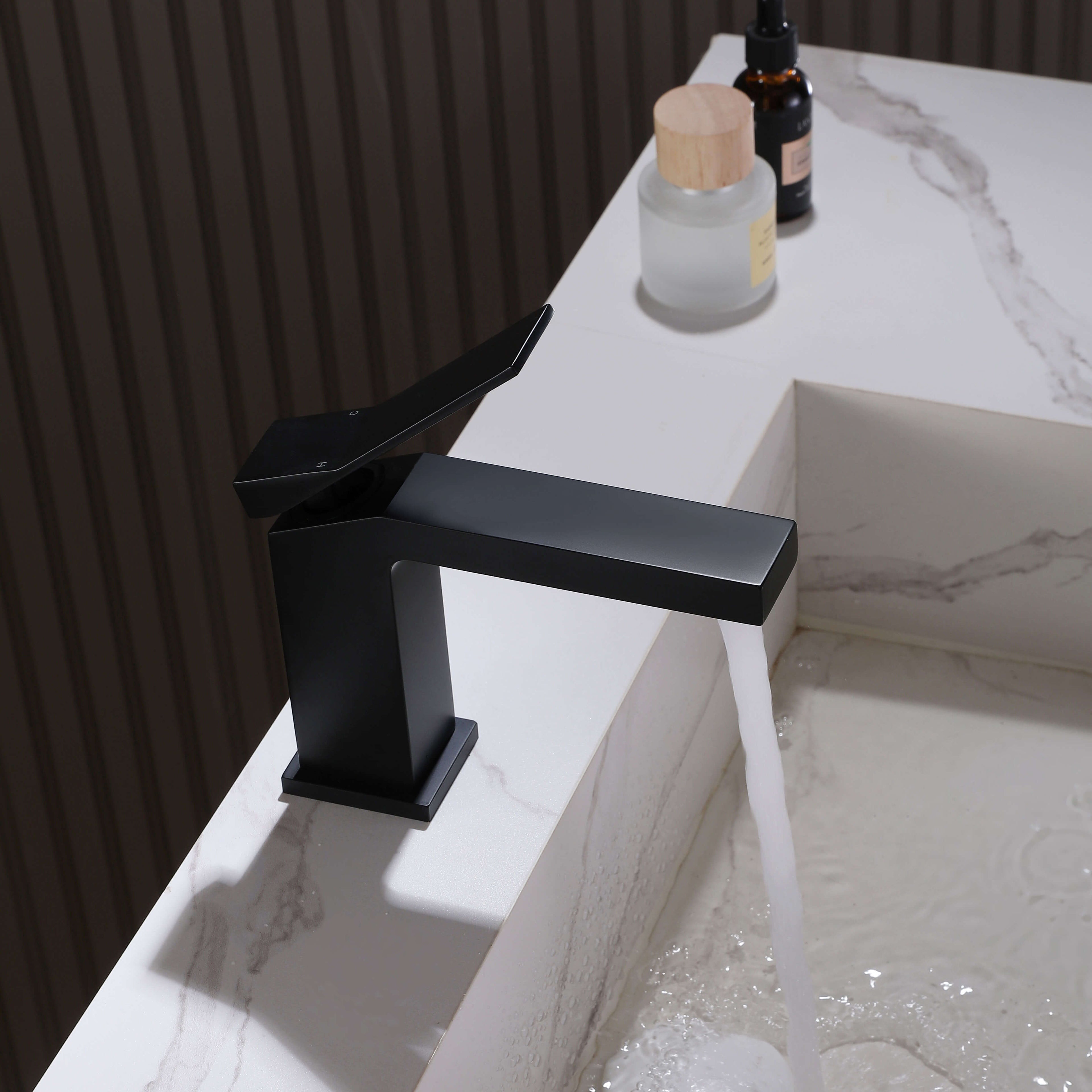 Minimalist Single-Handle Basin Faucet with Crisp Geometric Profiles