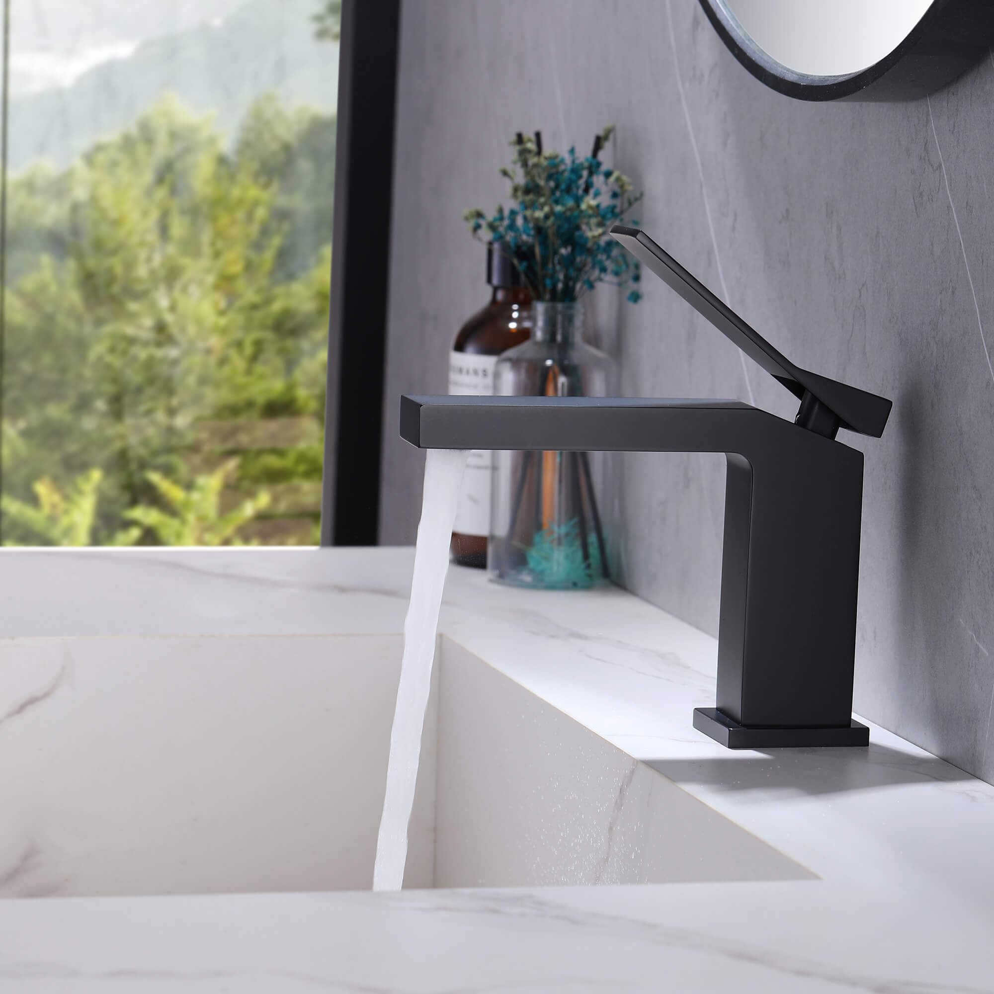 Minimalist Single-Handle Basin Faucet with Crisp Geometric Profiles