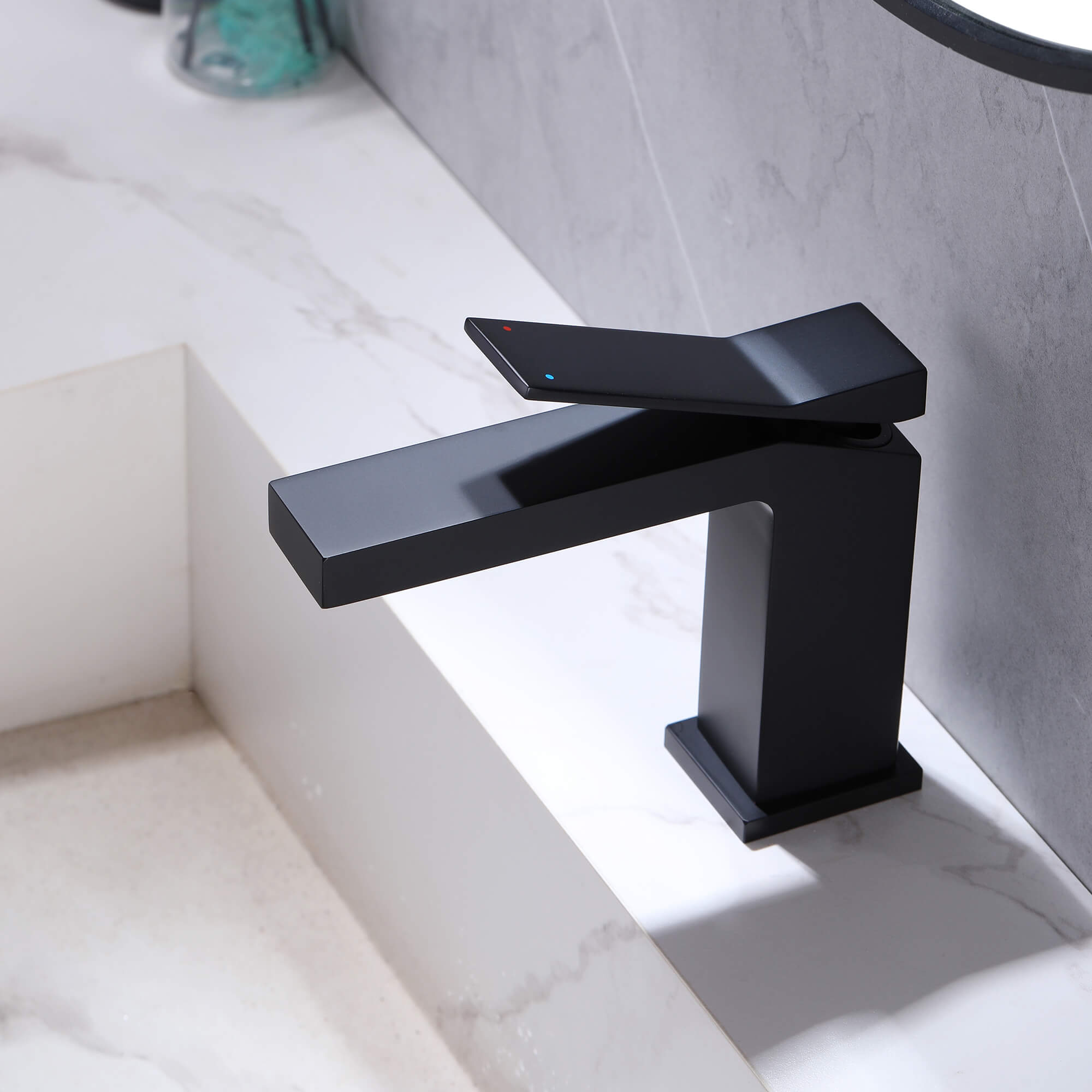 Minimalist Single-Handle Basin Faucet with Crisp Geometric Profiles
