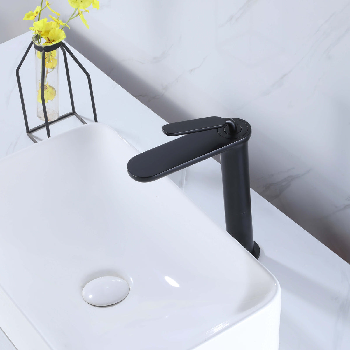 Minimalist Single Hole Single Handle Bathroom Faucet with removable aerator